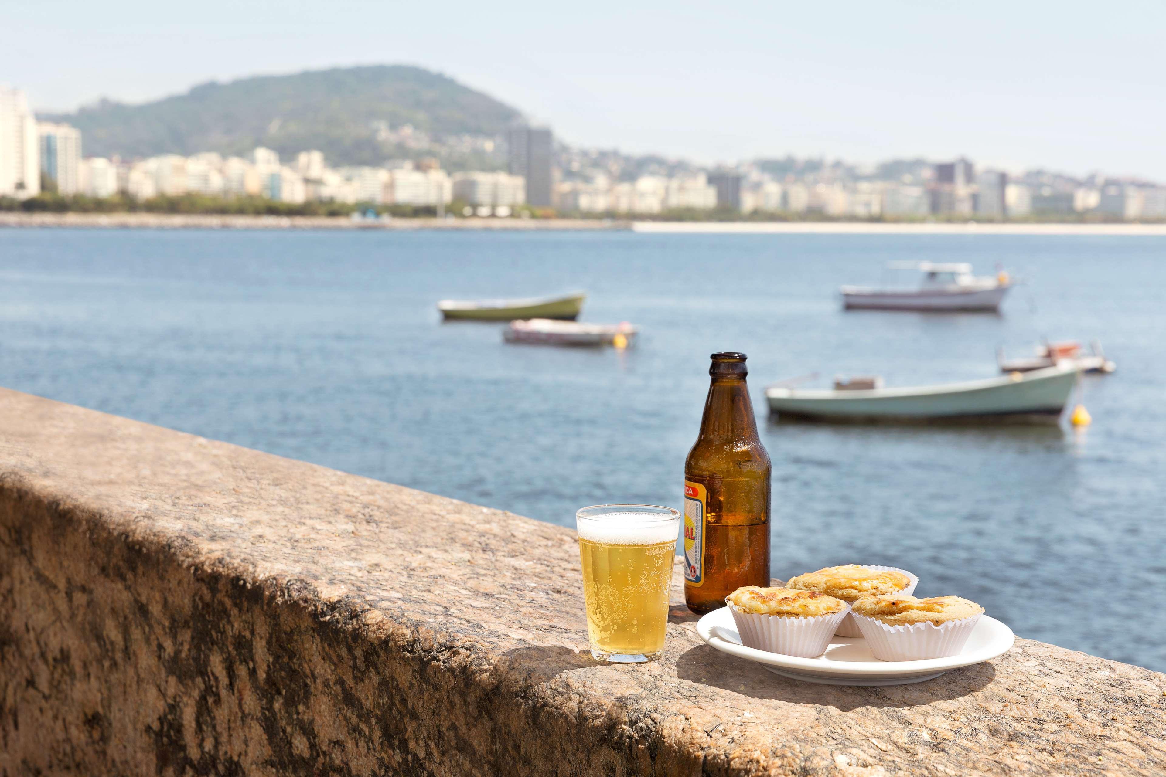Hilton Copacabana Rio De Janeiro Eksteriør billede A bottle of beer and a plate of paçoca