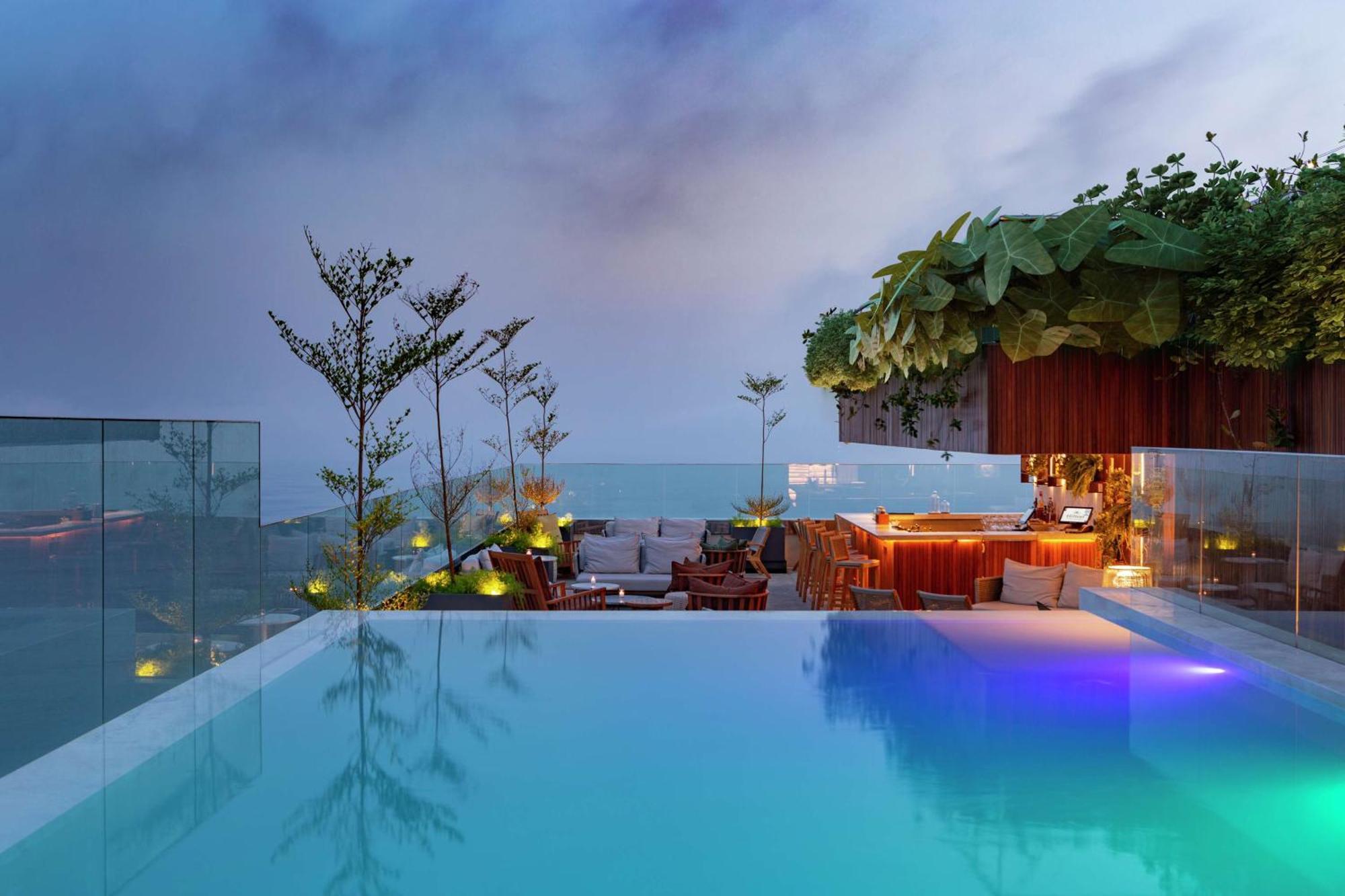 Hilton Copacabana Rio De Janeiro Eksteriør billede The rooftop pool at the hotel